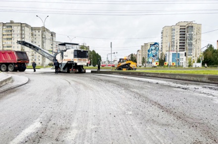  На улице Меркулова укладывают выравнивающий слой асфальта