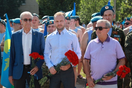 Борис Понаморев поздравил десантников с Днем ВДВ