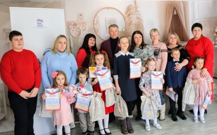 Депутат Андрей Выжанов поздравил победителей детского творческого конкурса «Для мамы 8 Марта»