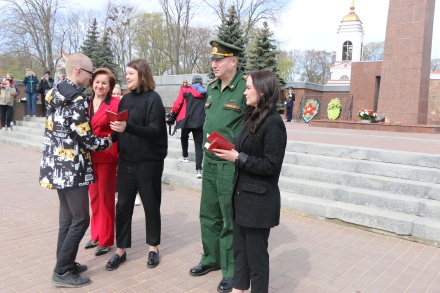              Евгения Фрай  вручила военные билеты призывникам 