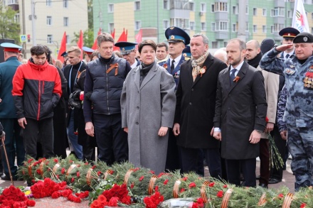 Спикер горсовета Евгения Фрай и депутаты городского парламента возложили цветы к Вечному огню