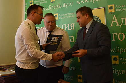 Командир подлодки «Липецк» вручил медали членам шефского cовета