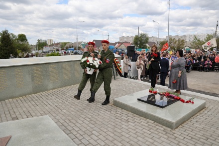 Евгения Уваркина и Светлана Тюнина возложили цветы к мемориалу на Сокольском кладбище