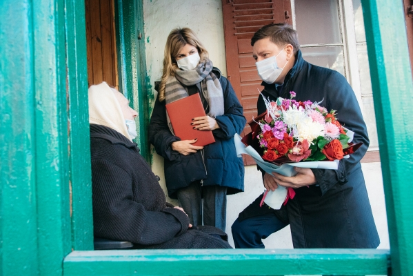 Руководители города поздравили липчанку со 100-летием