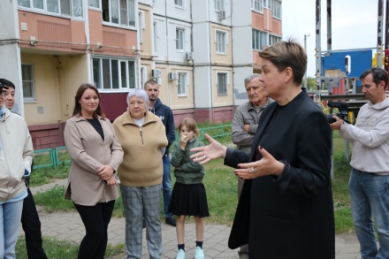 Председатель горсовета Евгения Фрай и жители округа обсудили планы по благоустройству дворовой территории 