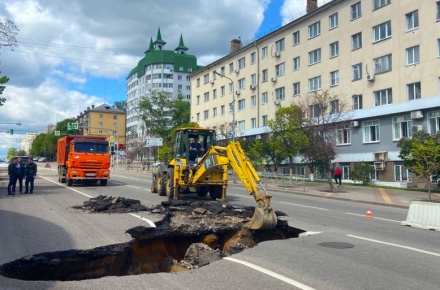 В асфальте в районе дома №35 по улице Советская образовался провал