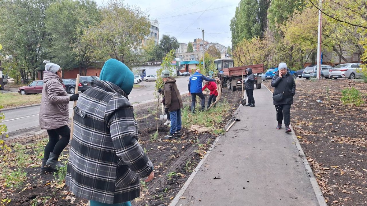 В округе Игоря Подзорова высадили более полусотни новых деревьев