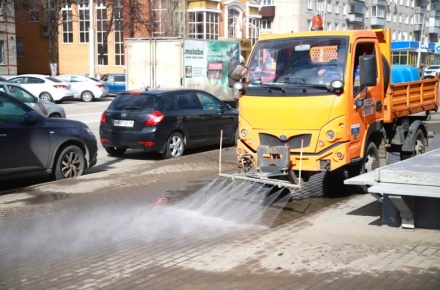Сотрудники муниципального управления благоустройства приступили к влажной уборке городских дорог