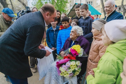 «Фронтовая бригада» поздравила ветерана Маргариту Чернокалову с наступающим Днем Победы