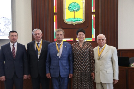 Евгения Фрай и Роман Ченцов вручили городские награды липчанам