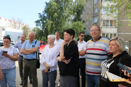 Жители жалуются депутатам на затопленный подвал