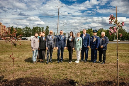 Городские парламентарии заложили в парке Молодежный Аллею Славы