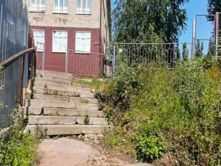 Ремонт лестницы в районе школы №9 завершат в августе