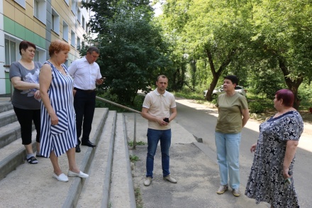 Евгения Фрай встретилась с жильцами проблемного общежития 
