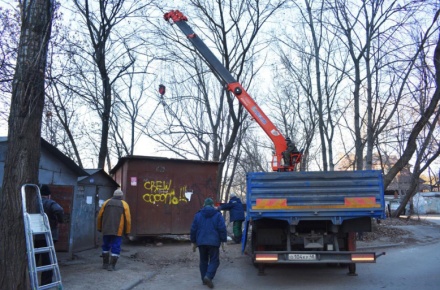 С начала года собственники вывезли из городских дворов более 300 незаконных временных сооружений