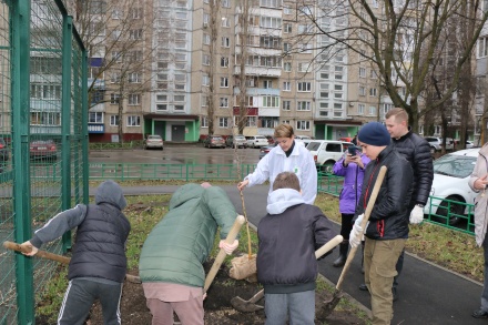 Евгения Фрай вместе с жителями высадила деревья в обновлённом дворе на улице Водопьянова