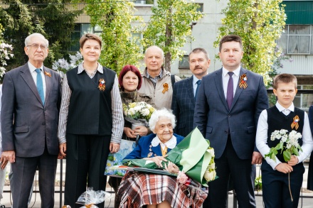 Спикер горсовета Евгения Фрай поздравила почетного гражданина липецка Маргариту Чернокалову с Днем Победы