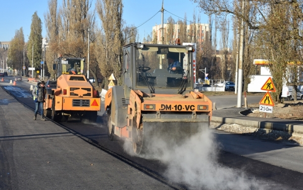 Более 2,5 тысяч тонн асфальтобетона уложили на Петровском мосту и подходах к нему