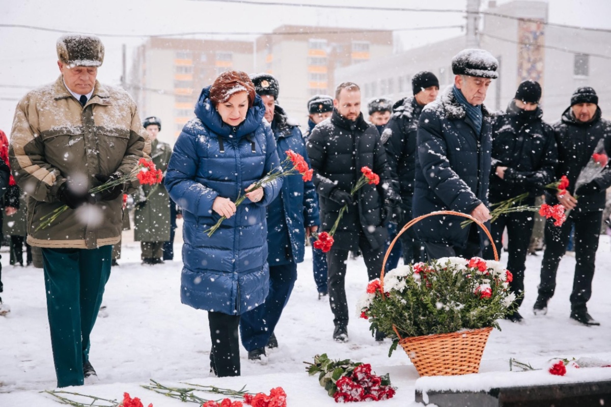 В День Героев Отечества в Липецке возложили цветы к Вечному огню