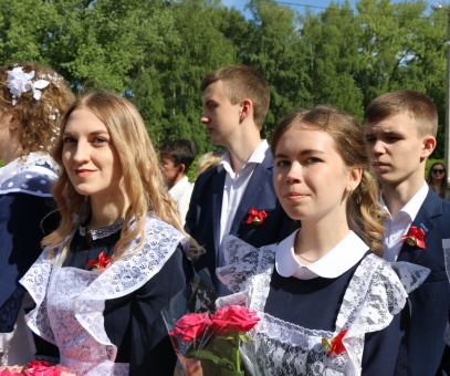 Александр Афанасьев поздравил выпускников с Последним звонком