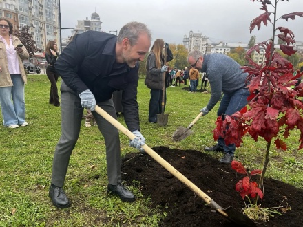 Первый вице-спикер Борис Понаморев принял участие в создании «Театральной аллеи» 